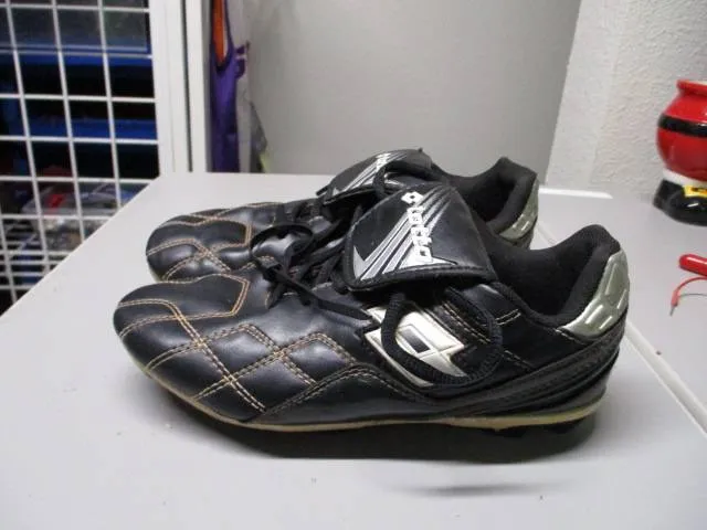 Used Youth Lotto Soccer Cleats Black SIze 3Y