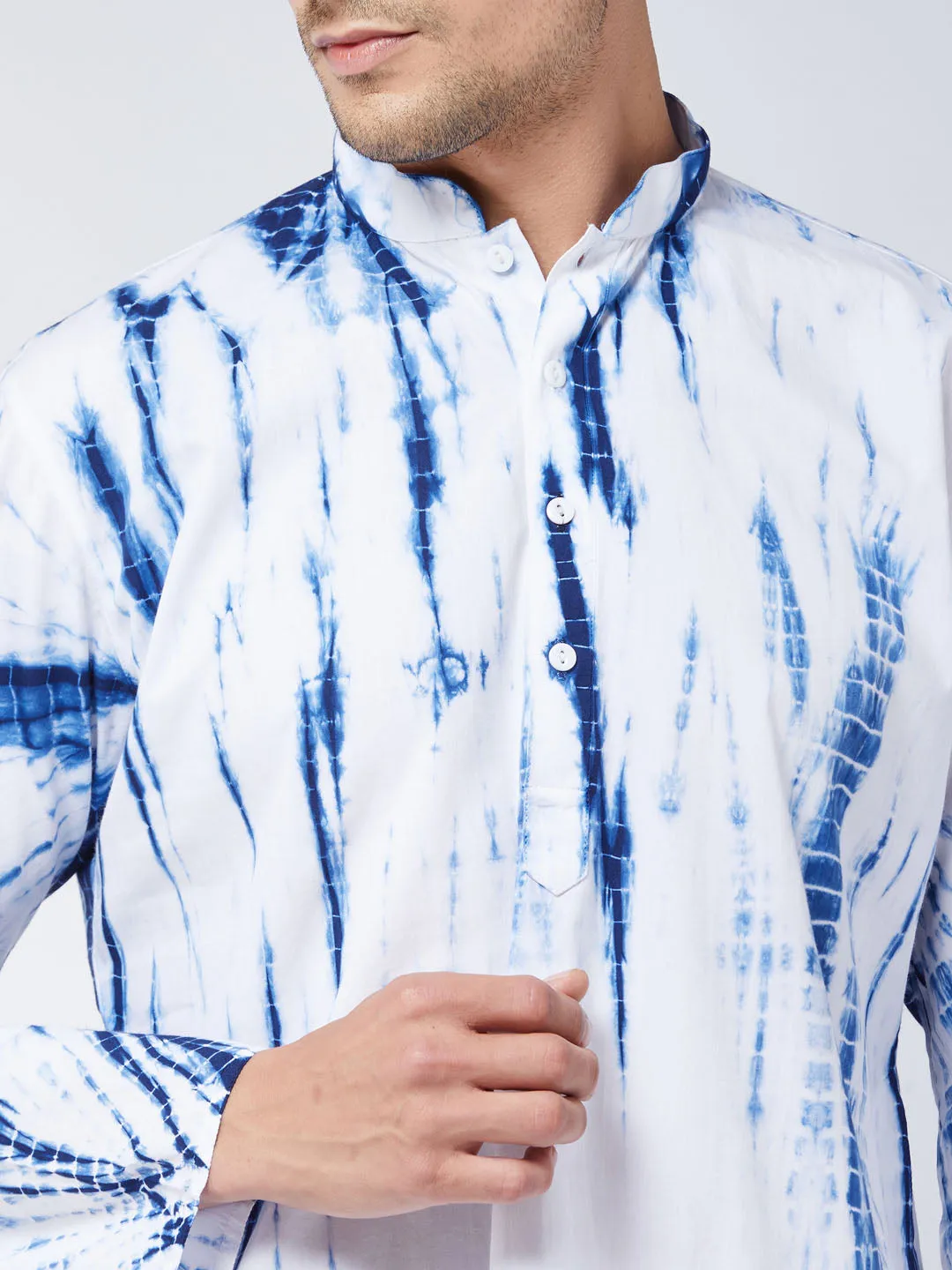 VASTRAMAY Blue & White Cotton Kurta Pyjama